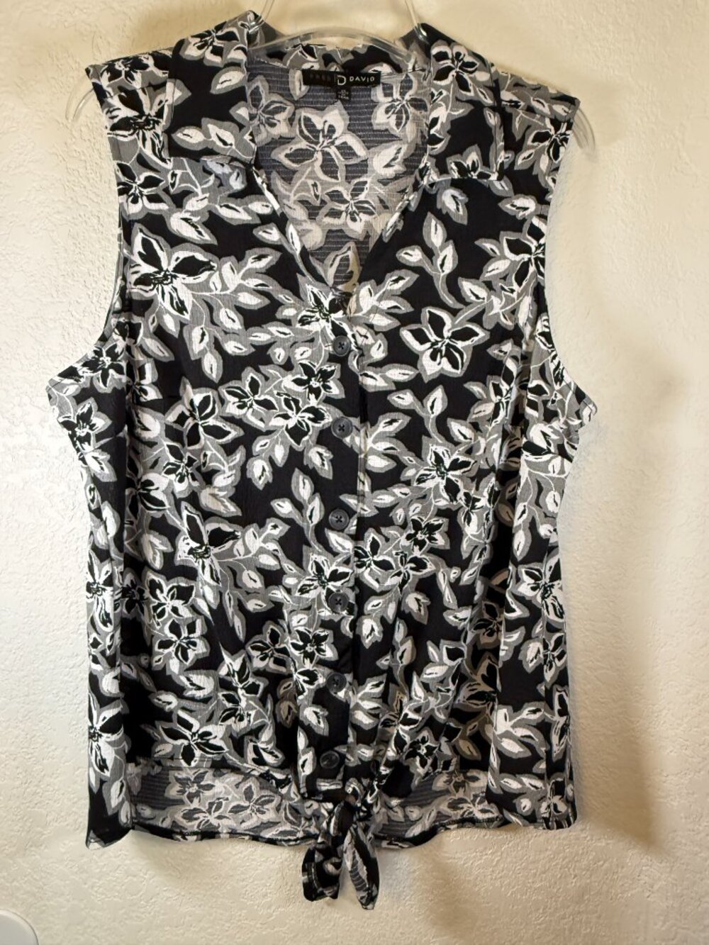 Fred David Black & White Floral Sleeveless Tie-Front Knit Top- Womens Size 1X